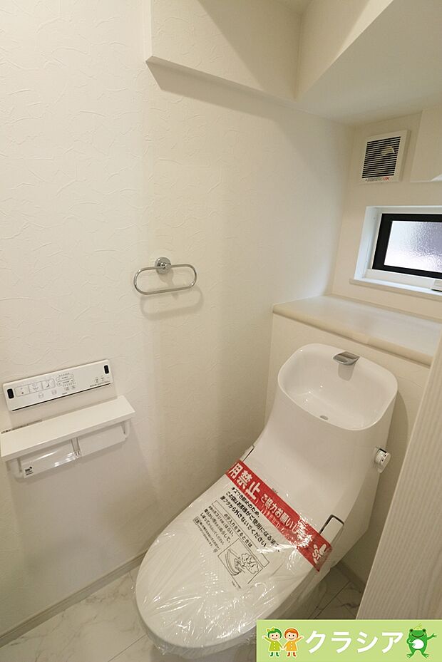 1階トイレです。自然換気ができる小窓から自然な光が射し込みます。（2023年5月撮影）