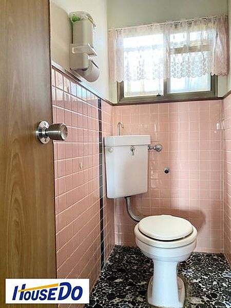 トイレです。もちろんこのままご使用いただくこともできますが、リフォームのご提案も可能です。お見積りは無料ですので、お気軽にお申し付けくださいませ。