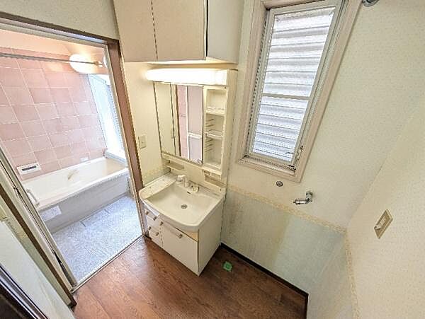 洗面室には洗面化粧台と洗濯機置場があります!!