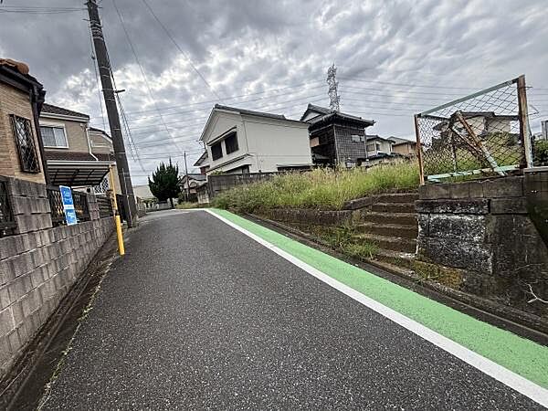 道路正面が下志津小学校です。