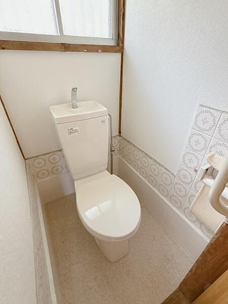 清潔感のあるトイレスペース。窓付きで換気がしやすく、快適にご利用いただけます。