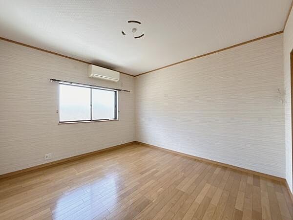 室内は大変綺麗な状態。エアコン付きの洋室です。