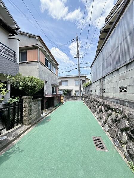 閑静な住宅街に位置し、前面道路は見通し良好です。