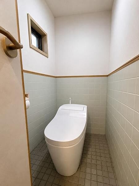 トイレリフォーム歴あります。※掲載写真は室内を見やすくするため、一部の小物類を画像加工により除去しています。