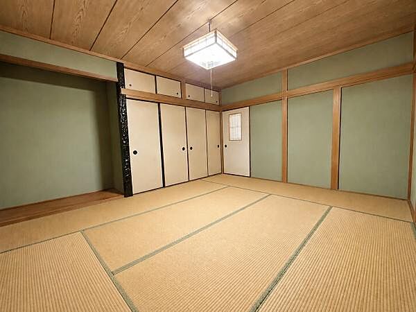 10帖の広々とした和室です。※室内写真は残置物等をデジタル加工により除去しています。