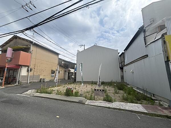 現況更地のため、敷地の広さや形状を現地で確認しやすい土地です。周辺建物との距離感もイメージできます。