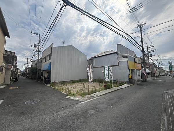 二方向に道路が接する角地。採光や通風を取り入れた、自由度の高い建築プランを検討できます。