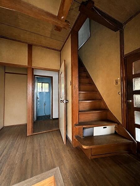 味わい深い木の梁や柱が印象的な玄関ホールです。※室内写真は残置物等をデジタル加工により除去しています。