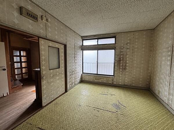 約7.5帖のダイニングキッチン。窓から自然光が入り、開放感のある空間です。お好みに合わせたリフォームやDIYもご検討いただけます。※掲載写真は残置物等をデジタル加工により除去しています。