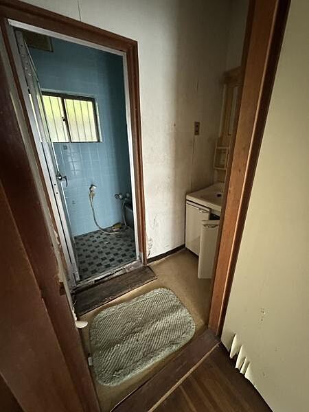 洗面室と浴室が隣接した使い勝手の良い水回り。浴室には窓を設けており、換気もしやすい設計です。