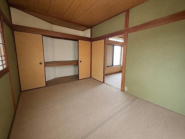 押入れ付き、6帖和室です。※室内写真は残置物等をデジタル加工により除去しています。