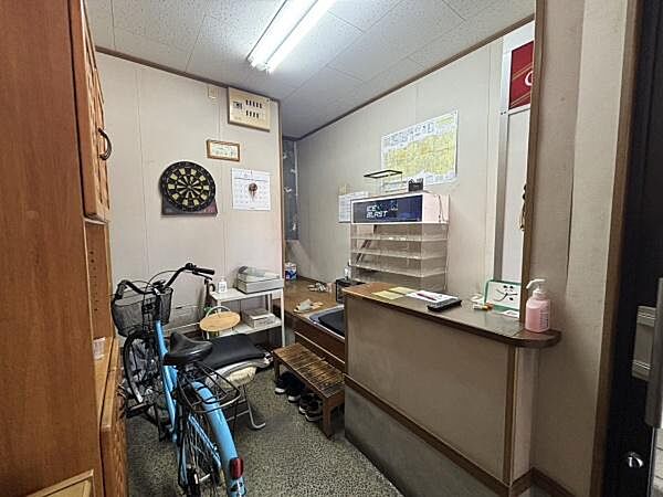 事務作業や受付対応にも利用しやすい店舗スペースです。