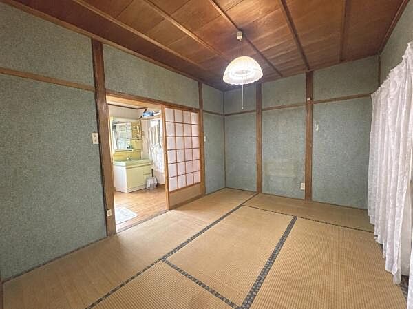 木の温もりを感じる、落ち着いた雰囲気の和室6帖です。※床の敷物は写真加工により消去しています。