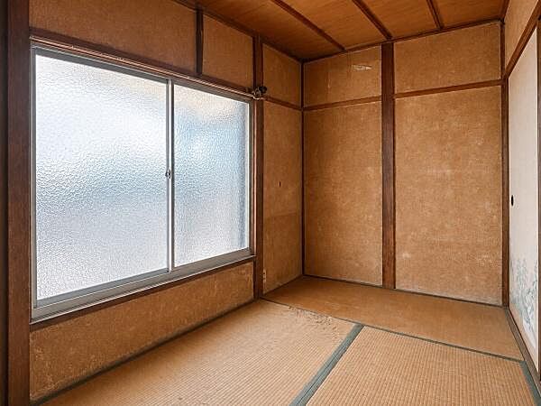 大きな窓から光が差し込む、落ち着きのある和室です。