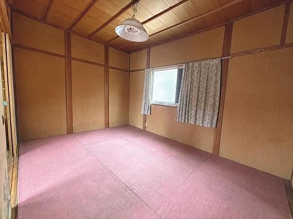 木の温もりを感じる、ゆとりある和室です。※室内の家具・小物類は写真加工により消去しています。