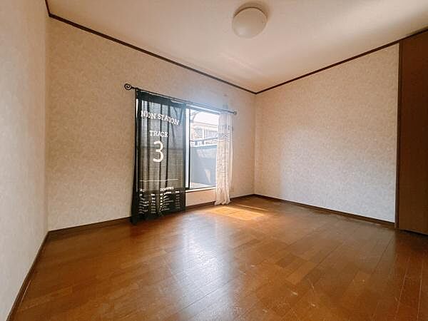2階6帖の洋室。収納スペースとバルコニーを備えた使い勝手の良いお部屋です。