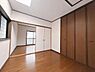 洋室：2階4.5帖の洋室。子供部屋や書斎、テレワークスペースにもオススメです。※写真内の小物類は画像加工により消去しています。