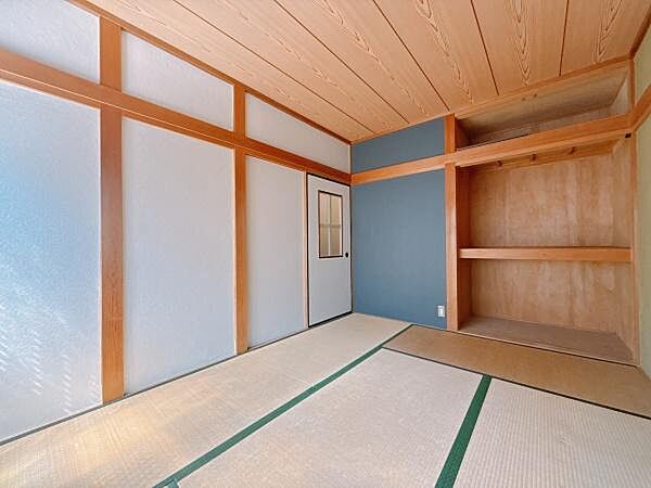 落ち着いた雰囲気が魅力の6帖和室。収納タンス付きで、お布団や衣類、季節物などをすっきり整理できます。