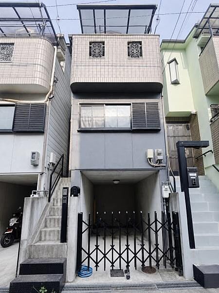 前面道路からの視線が室内に届きにくく、プライバシーに配慮された3階建て住宅です。