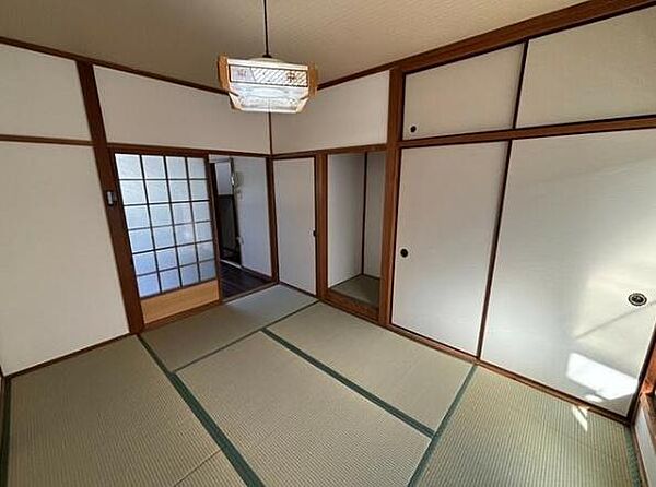 押入れと天袋を備えた和室。布団や季節用品をまとめて収納でき、室内を広く使えます。