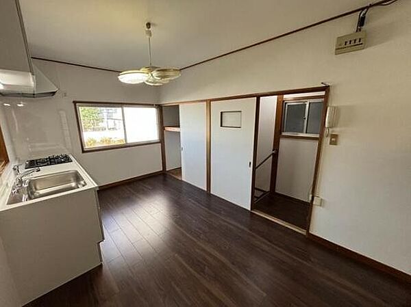 ダイニング家具を配置しやすい、ゆとりあるDK。収納と階段が近く、日々の暮らしやすさにも配慮されています。