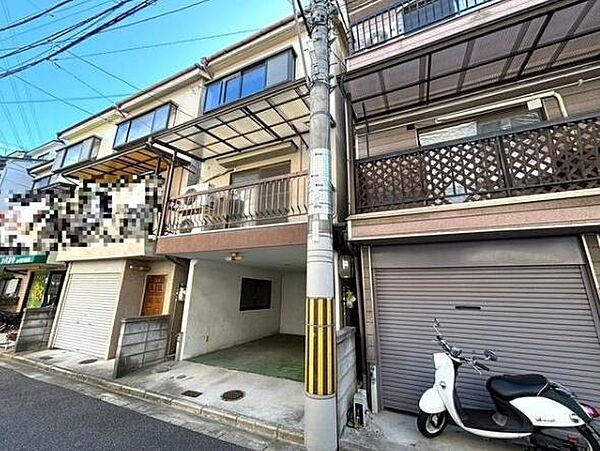 雨の日も乗り降りしやすいビルトインガレージ付き。バルコニーには屋根があり、急な天候の変化にも安心です。
