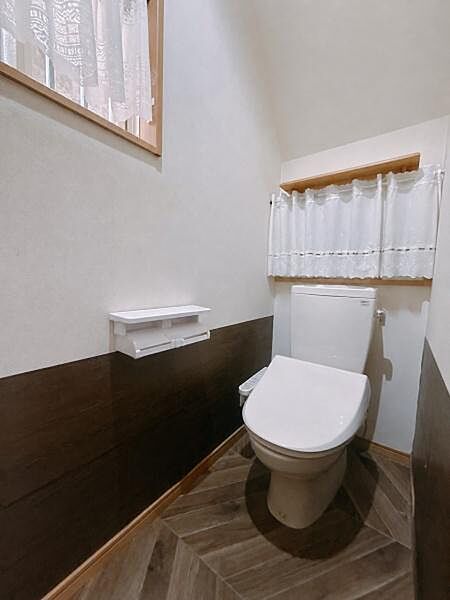 温水洗浄便座を備え、換気もできるトイレです。※画像上で小物類を消去しています。