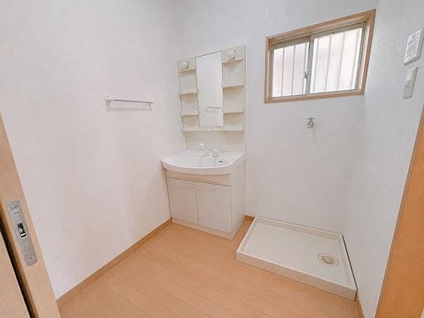 窓から光と風を取り込める、ゆとりある洗面室です。※画像上で残置物を消去しています。