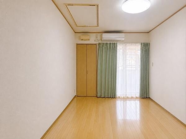 収納を備え、居室を広く使える洋室です。※画像上で残置物を消去しています。
