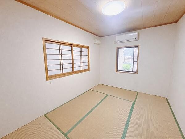 2方向から光を取り込める、落ち着いた和室です。※画像上で残置物を消去しています。