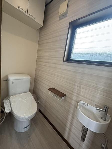 【トイレ】独立手洗い場付きで、来客時にも使いやすい清潔感のあるトイレです。
