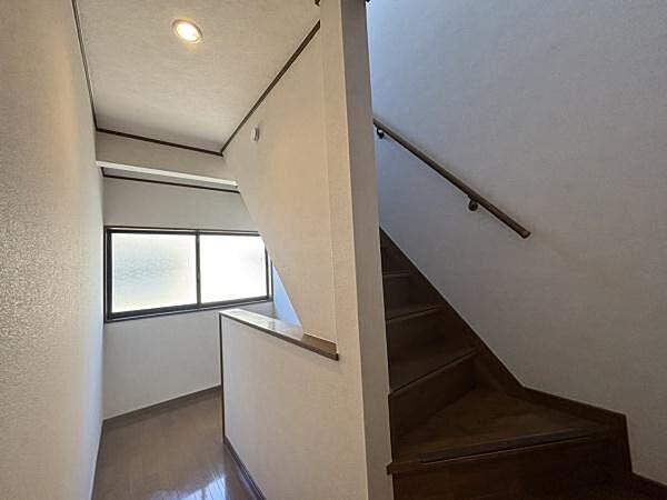【階段】手すり付きで昇り降りしやすい階段。落ち着いた木目調で、室内に自然となじみます。