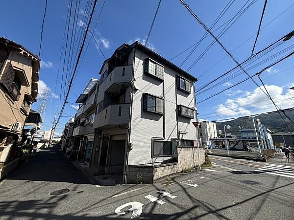 【現地外観】落ち着いた色合いの外観が印象的。前面道路にゆとりがあり、車の出し入れもスムーズです。