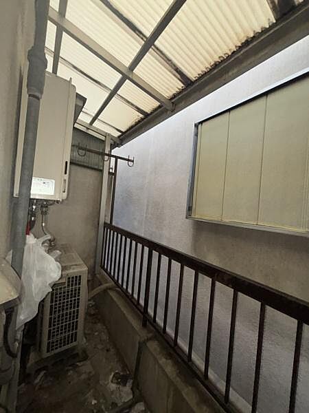 【バルコニー】屋根と物干し金具を備えたバルコニー。洗濯物を干す際に、屋根が雨の吹き込みを軽減します。