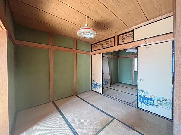 【3階和室】欄間と絵柄入りの襖が印象的な和室。襖を開ければ隣室とつながり、用途に合わせて使い分けできます。