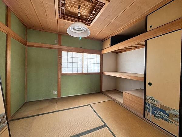【3階和室】押入れと天袋を備えた和室。布団や季節用品を収納でき、お部屋をすっきり使えます。