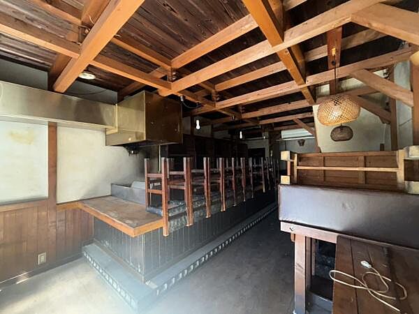 【店舗】木の梁や柱、カウンターが和の趣を感じさせる店舗部分。既存の雰囲気を取り入れた内装づくりもご検討いただけます。