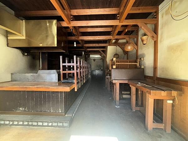 【店舗】口から奥へ続くカウンターが特徴の店内。通路を挟んでテーブルも配置されており、客席のレイアウトをイメージできます。