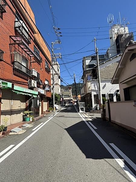 【前面道路】住宅や店舗が並ぶ前面道路。店舗入口が道路に面しており、来店時に立ち寄りやすい配置です。