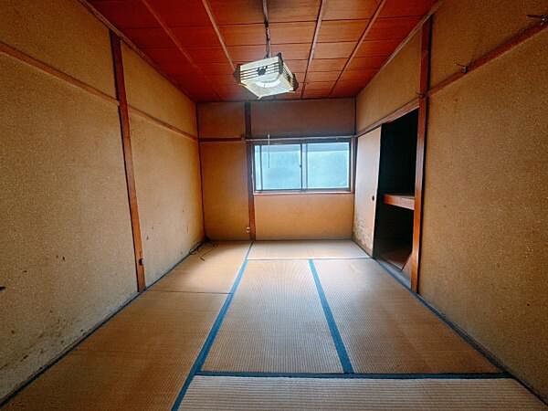 【和室】落ち着いた雰囲気が魅力の和室。お布団を敷いて寝室として利用でき、くつろぎのスペースとしても活躍してくれます。