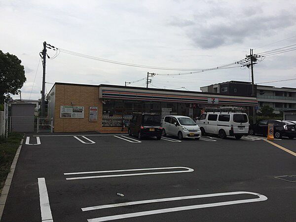 画像10:セブンイレブン　東大阪中鴻池店まで303m