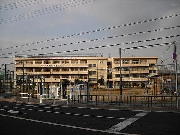 画像7:大東市立灰塚小学校まで627m