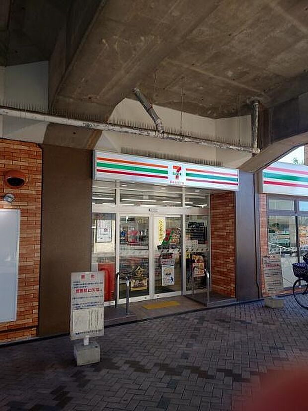 セブンイレブンハートインJR忍ケ丘駅改札前店まで1144m