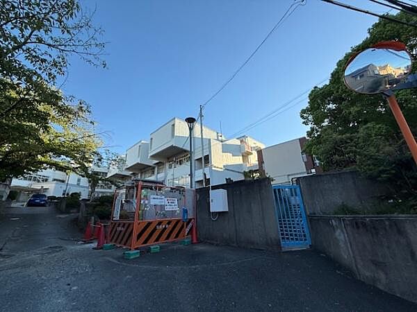 忍ケ丘小学校まで304m