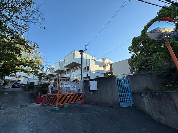 忍ケ丘小学校まで304m