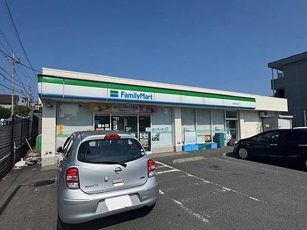 ファミリーマート町田本町田店まで550m