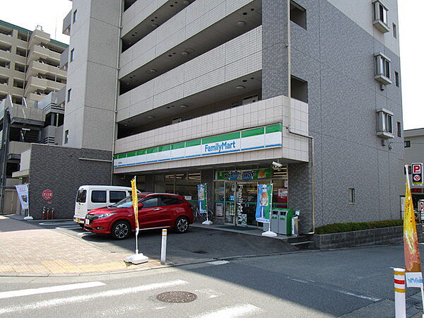 ファミリーマート鶴川駅西店まで880m