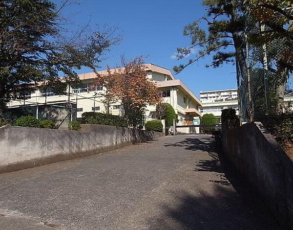 町田市立鶴川中央小学校まで264m