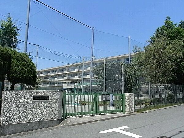 町田市立鶴川第二中学校まで524m