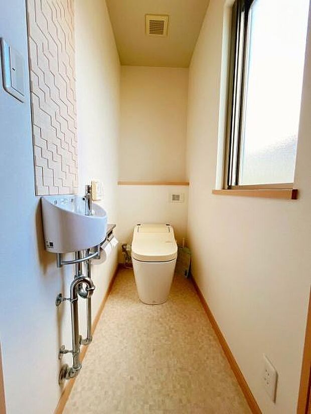 タンクレストイレで壁面にはミニ手洗いと防臭効果が期待できるエコカラット